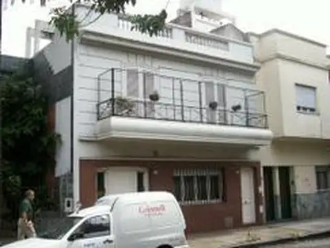 TIPO CASA ENTRADA INDEPENDIENTE DE 6 AMBIENTES.