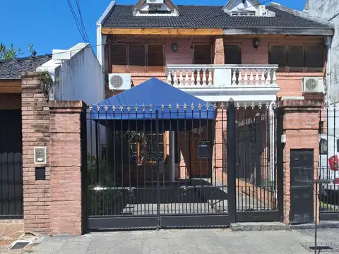 VENTA DE TRIPLEX DE 4 AMBIENTES EN RAMOS MEJIA SUR