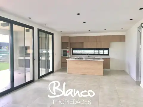 Casa en Alquiler al Oeste