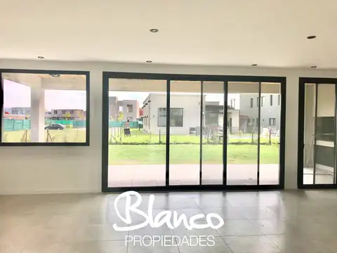 Casa en Alquiler con 3 cocheras