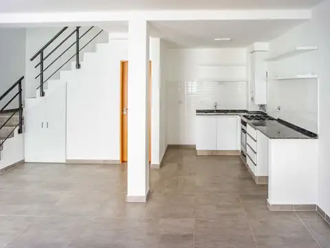 VENTA- Casa de pasillo 2 dormitorios con patio y parrilla. Arroyito , Rosario.