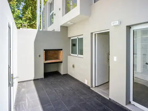 Av. Genova  y Valentin Gomez