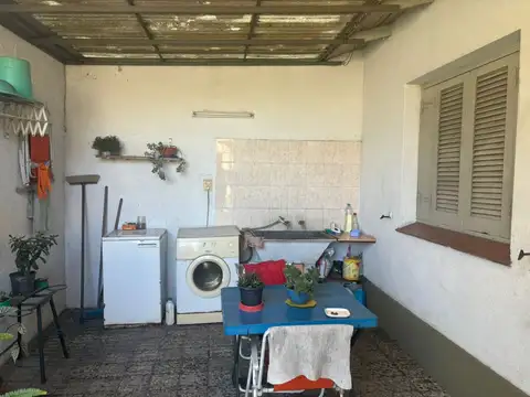 Casa de 3 ambientes con amplio parque en Cruce Varela, Berazategui