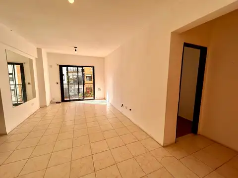 Dpto 4 ambientes con balcón en edificio torre, en venta en Villa Luro.