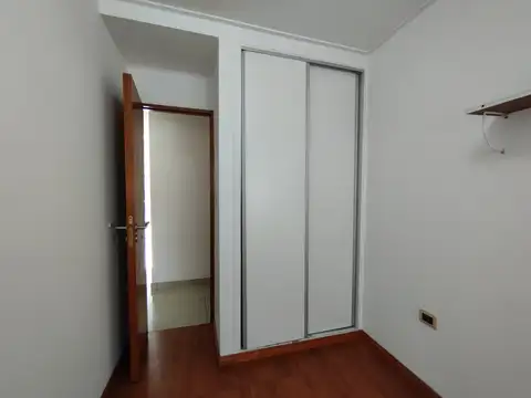 2 dormitorio con placard, amplio living comedor, con cocina incorporada, baño completo, balcón