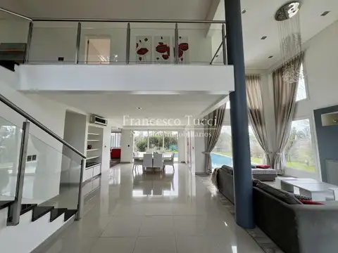 Casa 5 ambientes con 4 baños