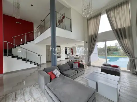 Casa en Alquiler con 6 cocheras