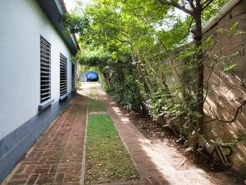 Casa 9 ambientes con 3 baños