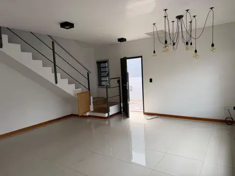 Depto Tipo Casa en Alquiler de 3 ambientes