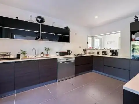 Casa en Venta con 3 cocheras