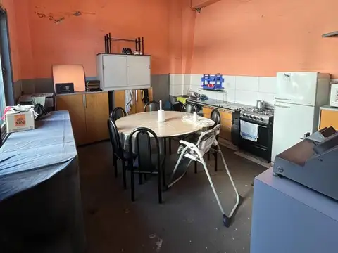 Galpón en venta de 400m2 con local en venta sobre Avenida Don Bosco - Instalaciones completas