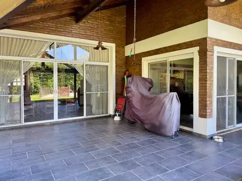 Casa 5 ambientes con 2 baños