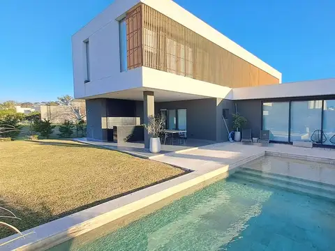 Casa en Venta en Countries y Barrios Cerrados en Berazategui, USD 579.000