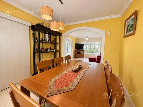Casa 6 ambientes con 4 baños