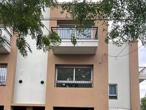 Triplex 2amb con cochera y patio en Ezpeleta