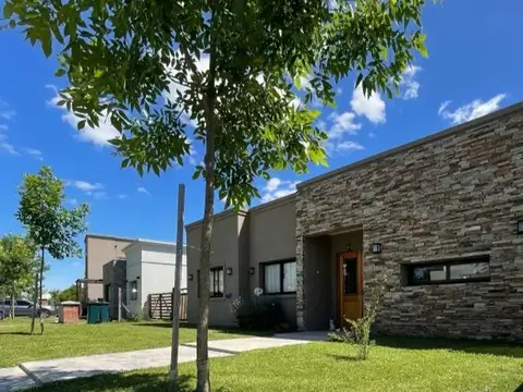 Venta impecable casa Barrio Santa Lucia Pilar