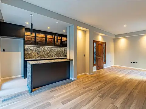 VENTA - CASA de pasillo de 2 dormitorios con patio, terraza y pileta exclusiva. Centro, Rosario.
