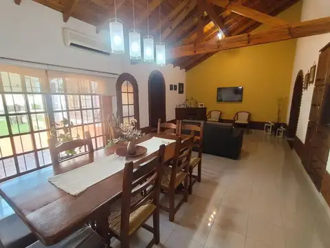VENTA CASA 4 AMB. CON GARAJE, PILETA Y LAVADERO | BERNAL