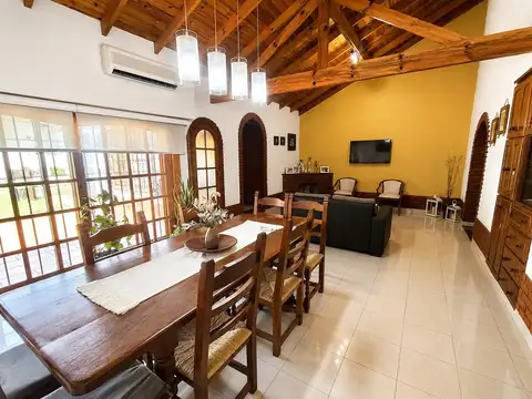 VENTA CASA 4 AMB. CON GARAJE, PILETA Y LAVADERO | BERNAL