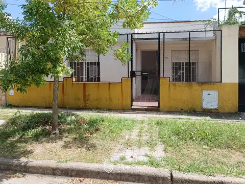 VENTA - Casa de 2 dormitorios con patio, y cochera - Tiro Suizo, Rosario. APTO CRÉDITO.