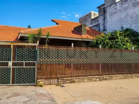 Casa con frente 12,99 m y amplio fondo parquizado