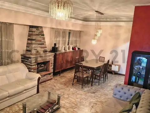 Casa con frente 12,99 m y amplio fondo parquizado