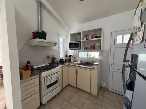 CASA EN VENTA 2 DORMITORIOS CON COCHERA - CENTRO