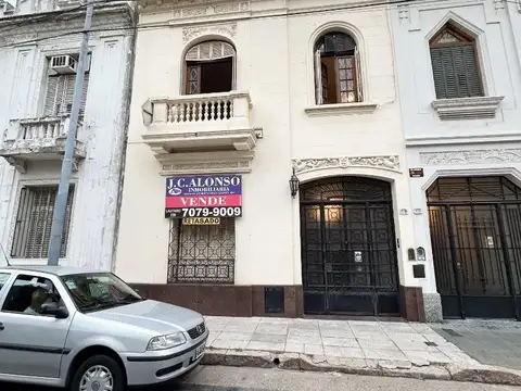 Casa de 8 ambientes c/terraza amplia distribuida en 2 planta