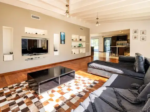 Casa en Venta con 2 cocheras