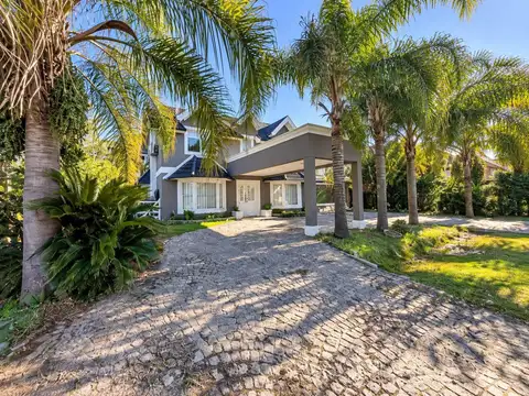 Casa de 6 ambientes con pileta en venta