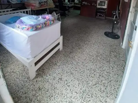 VENTA -  CASA A REFACCIONAR DE 10 AMBIENTES - CASTELAR