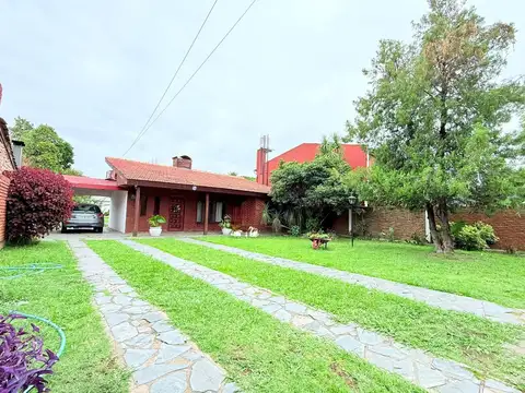 CHALET CON GRAN PARQUE LIBRE - APTO A CREDITO