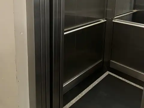 Excelente departamento de 1 ambiente en primer piso contrafrente , luminoso y con sol , con sim ( parrilla )