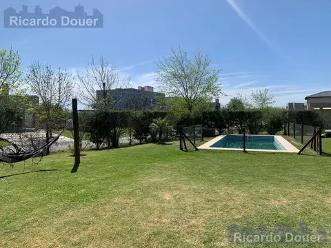 Casa en Alquiler con 4 cocheras