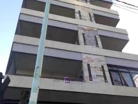 Excelente departamento monoambiente en cuarto piso en Avenida Olivera