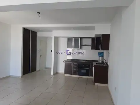 Excelente departamento monoambiente en cuarto piso en Avenida Olivera