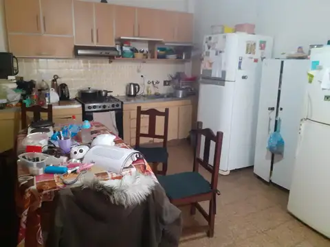 Casa en esquina en 2 plantas de 4 amb. Garage, terraza y 2 baños + Local de 4 x 7 mts. Oportunidad!