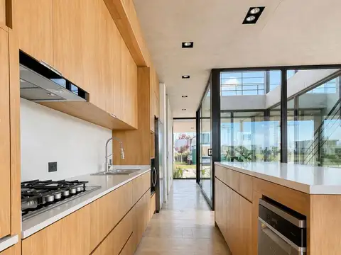 Casa en Venta con 6 cocheras