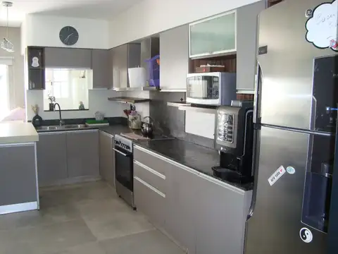 VERSALLES. ROMA 900.  DUPLEX 4 AMBIENTES COCHERA PARQUE.PARRILLA "" IMPECABLE ""