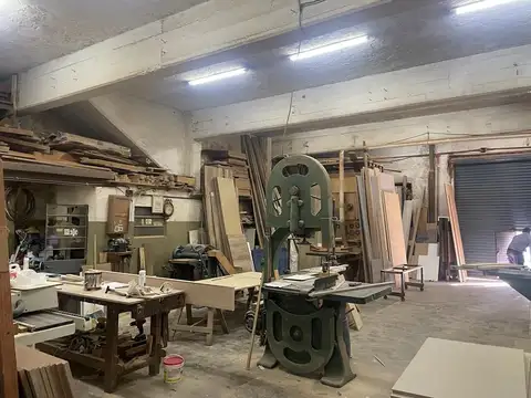 GALPON EN ZONA INDUSTRIAL DOM. CON VIVIENDA y A MTS RUTA 8.