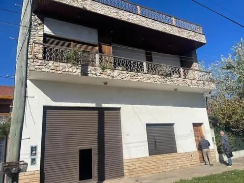 GALPON EN ZONA INDUSTRIAL DOM. CON VIVIENDA y A MTS RUTA 8.