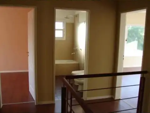 Casa en Alquiler con 2 cocheras
