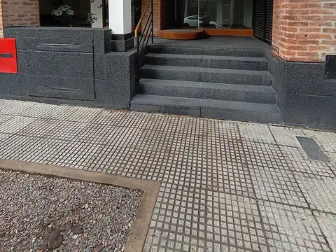 EXCELENTE DOS AMBIENTES AL FRENTE CON COCHERA FIJA CUBIERTA