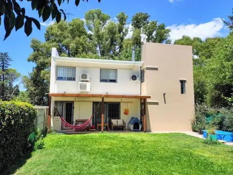 CASA VENTA LA PLATA 2 DORMITORIOS CON ESCRITORIO