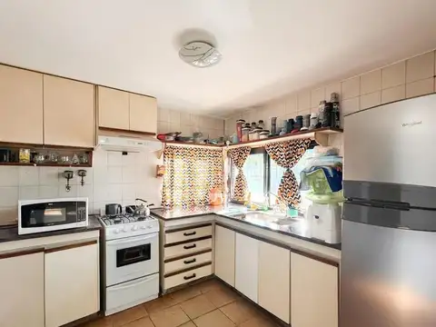 Casa 4 ambientes con 2 baños