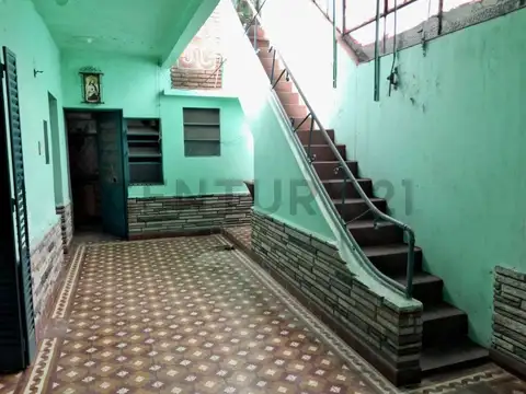 Casa 6 ambientes con 2 baños