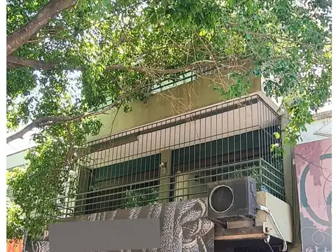 Casa  dos plantas con local y consultorio