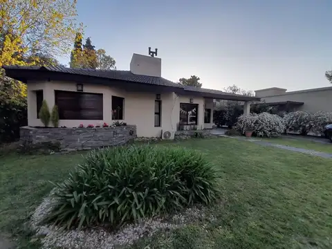 Casa en Venta con 2 cocheras