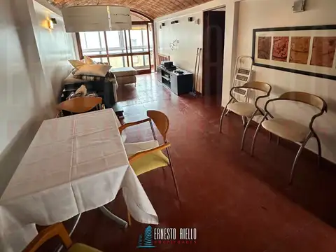 ALQUILER DEPARTAMENTO SEMIPISO DE TRES AMBIENTES AMUEBLADO CON BALCÓN Y COCHERA, EN QUILMES CENTRO.