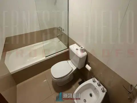 ALQUILER DEPARTAMENTO SEMIPISO DE TRES AMBIENTES AMUEBLADO CON BALCÓN Y COCHERA, EN QUILMES CENTRO.